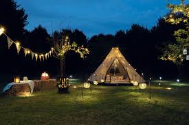 Don T Just Sleep Under The Stars Sleep With Them At Festive Lights We Don T Just Camp We Glamp A Acampamento Ao Ar Livre Casa De Madeira Moderna