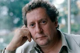 Lasse Brandeby var en enligt mej en av dom roligaste skådespelarna och  komikerna Sverige hade,speciellt som Rolf Allan Mjunstedt i Rena Rama Rolf  och som karaktären Kurt Olsson,Du är saknad.1945-2011.