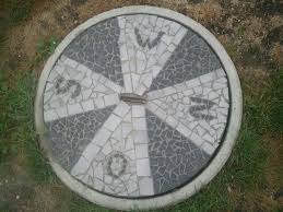 Brunnendeckel Verschonert Mit Fliesenreste Nun Zeigt Er Uns Die 4 Himmelsrichtungen Garten Fliesen Gestalten