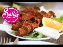 Cigkofte Sind Vegane Turkische Frikadellen Die Als Fingerfood Zubereitet Und Verspeist Werden Als Basis Dient Ein F Cigkofte Rezepte Turkisches Essen Rezepte