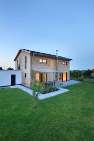 Einfamilienhaus Schneider Von Baufritz Fertighaus Holzbauweise Mit Satteldach Fassade Holz Garage Terrasse Glaspergola Fassade Holz Haus Baustil
