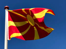 De vlag van macedonie is geel met rood en in het midden een cirkel die een beetje op de zon lijkt. Noord Macedonie Den Na Republikata Den Na Republikata Dag Van De Republiek Vlagblog