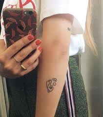 Bien entendu vous êtes là aussi pour donner vos avis ! 25 Idees Pour Un Premier Tatouage Premier Tatouage Tatouage Tatouages Minimalistes