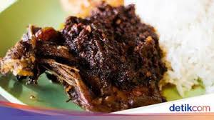 Kalau bebek madura biasanya disajikan dengan bumbu hitam ini, jelas siti aisah kepada detikfood (30/10), selaku pemilik rumah makan nasi bebek pak munawi khas madura. Jajan Nikmat Di 5 Warung Nasi Bebek Madura Yang Populer