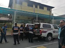 Ketua polis negara tan sri mohamad fuzi harun (dua, kanan) menziarahi keluarga mangsa kebakaran pusat tahfiz darul quran ittifaqiyah di perkarangan institut perubatan forensik negara hari ini. Selebriti Turut Sedih Simpati Dengan Tragedi Kebakaran Pusat Tahfiz Darul Quran Ittifaqiyah Media Hiburan