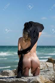 Belle Jeune Femme Nue Sexy, Appréciant La Nature Au Bord De La Mer Banque  DImages et Photos Libres De Droits. Image 91015572