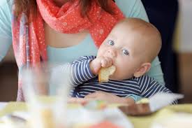 Die zeitspanne, innerhalb der babys anfangen zu krabbeln, ist jedoch relativ breit. Honig Nusse Eier Ab Wann Dein Baby Was Essen Darf Babyartikel De