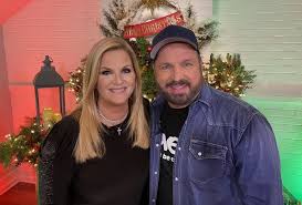 A tutorial on how to make a potted christmas tree with candy bars and small candies. Garth Brooks And Trisha Yearwood Invite Fans Into Their Home For Intimate Christmas Special Country Now