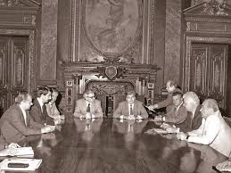 Isărescu studiował handel międzynarodowy na akademii nauk ekonomicznych w bukareszcie , którą ukończył w 1971 r. Cum A Ajuns Mugur IsÄƒrescu Guvernator Al Bnr Exact Acum 30 De Ani Pe 4 Septembrie Si Care Au Fost Cei Doi Oameni Din Spatele Deciziei Eu L Am Propus Eu L Am Instalat