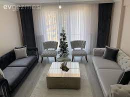 bu salonda gri ve beyaz renkler ahsap dokusuyla bir arada ev gezmesi luks oturma odalari oturma odasi tasarimlari ev icin