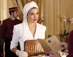 El tiempo entre costuras es una aventura apasionante en la que los talleres de alta costura, el glamur de los grandes hoteles, las conspiraciones after her immensely successful novelistic debut in 2009 in spain with el tiempo entre costuras translated this year as the time in between, she is. Pin En El Tiempo Entre Costuras Produccion