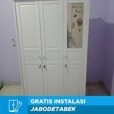 Memiliki banyak detail sebagai ciri khasnya seperti di bagian pintu, atas, kaki, bahkan pada gagang pembukanya. Lemari Baju 3 Pintu Kaca Harga Agustus 2021 Blibli