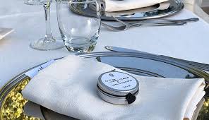 Portachiavi originali con ciondolo sposi assortiti in due varianti: Segnaposto Matrimonio Cosa Sono E Come Utilizzarli Love The Date