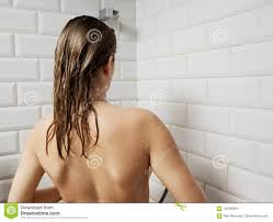 Schöne Nackte Junge Frau, Die Dusche Im Badezimmer Nimmt Stockfoto - Bild  von gesund, haupt: 103936624