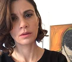 Η άννα μιλάει με τον υπάλληλο του τουριστικού γραφείου. H Anna Maria Papaxaralampoys Apokalypse Oti Zei Me To Pio Periergo Faghto Queen Gr