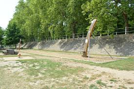 File:Tyrolienne, équipement d'aire de jeux dans le parc Kennedy (Vichy)  2023-06-17.JPG - Wikimedia Commons