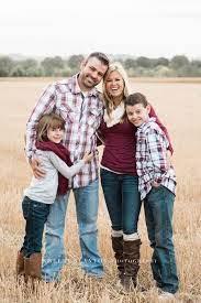 30 Best Poses Family Christmas Pictures Ideas Trends U Need To Know Fall Family Portraits Fall Family Pictures Fall Family Outfits
