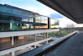 In waregem business park vind je open ruimtes met veel licht, groen en een aangepaste akoestiek, afgewisseld met gezellige ontmoetingsruimtes. Buildings Forum