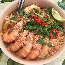Harga semangkuk pun taklah mahal bermula dari rm 12.00 dan keatas, tapi semangkuk mee udang galah yang cikza order ni, rm17.00 berbaloi dapat udang pun besar, manis sebab udang tu fresh tau. Photos At Mee Udang Kola Kuaq 90 Visitors