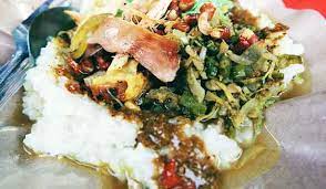 Kemudian nasi bubur tersebut diberi tambahan lauk pauk berupa ayam goreng, telur, nangka muda, kelor, terung, kacang panjang dan kacang merah. Nasi Tepeng Kulineran Kuy