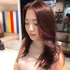yuma 韓国ヘア 韓国マッシュ on instagram 韓国風ミディアムレイヤー ブリーチなし ワインレッドブラウン koreanカット カットは顔まわりにレイヤーを入れて 巻いた時に 動きが出やすく 結んだ 韓国 ヘア レイヤー ミディアム ヘア