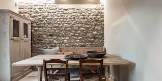 Tuğla olduğu için simetrik görünüme çok gerek duyulmamış; Ic Mekanlar Icin Kullanabileceginiz Tas Duvar Ornekleri