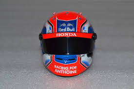 Dit is het salaris exclusief eventuele bonussen en sponsordeals. Pierre Gasly Helmet