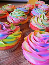 C'est un cupcake dans les tons bleus et arc en ciel. Comment Faire Des Cupcakes Arc En Ciel Recette Cupcake Faire Des Cupcakes Cupcakes