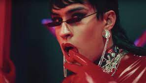 Mañana a las 12 de la medianoche no bad bunny no te retires no hagas tu retiro porfa yo he escuchado tu música hace dos años pls no te vayas eres mi ídolo te voy a extrañar Bad Bunny Se Transviste En Nuevo Video De Yo Perreo Sola Latido Music