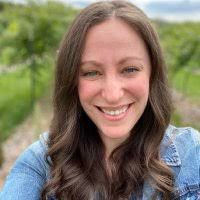 Hannah Messinger's Instagram, Twitter & Facebook