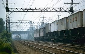 This Is 1956 An Ep 5 With A Passenger Train Approaches A Matched Trio Of Ef1 S On A Trailiner Job Loaded Wi Railroad Pictures Railroad Art Model Train Layouts