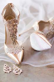 Le scarpe da sposa in pizzo per il 2015 sono uno degli ultimi trend dal mondo bridal per accontentare le spose più puntigliose, quelle che amano avere i dettagli tutti al loro posto: Le Scarpe Da Sposa Tutte Le Tendenze 2019 Alessandra Cristiani La Fata Madrina