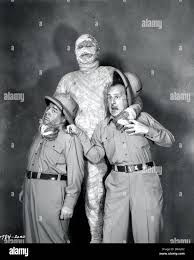 ABBOTT AND COSTELLO MEET THE MUMMY (1955) LOU COSTELLO, EDDIE PARKER, BUD  ABBOTT HAT, MUMMY ACM 001P Stock Photo - Alamy