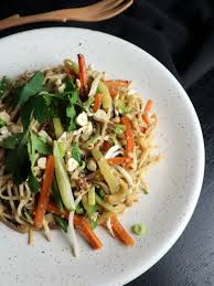 Reker kan man nyte året rundt, og dette er en oppskrift på en nydelig suppe med smak av chili, koriander og ingefær. Kristine Aure Sunn Og Rask Pad Thai