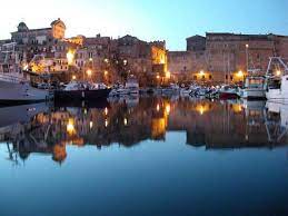 Nettuno è una città del lazio molto rinomata, soprattutto d'estate: Teatro E Lounge Bar Al Porto Di Nettuno I Commercianti Contro La Marina Il Caffe Tv Mobile