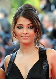 30 Best Round Faced Celebrity Hairstyles Round Face Celebrities Aishwarya Rai Hairstyle Hairstyles For Round Faces
