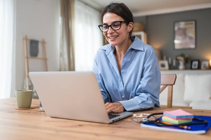 Ideas para trabajar desde casa y ganar dinero extra - La Opinión