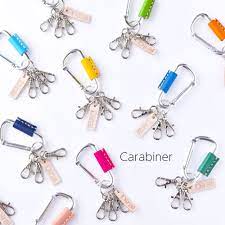 楽天市場 カラビナ キーホルダー 本革 アルミ 軽いおしゃれなかわいいキーリング ストラップの代りとしてパスケースやリップクリームケース お財布 鍵 携帯を取付 リールキーを付けて伸びるキーチェーンに イニシャルチャームやネームタグでカスタマイズ diral