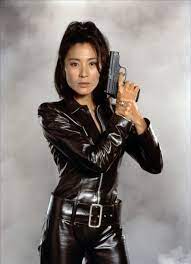 Sam was raised by the firm, the ruthless crime syndicate her mother worked for. Michelle Yeoh Tomorrow Never Dies 1997 Bond Girls Michelle Yeoh Ator De Cinema