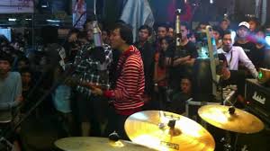 They are based in jakarta the band formed in 2001 with five members, but in 2003 became a trio. Efek Rumah Kaca Reverbnation