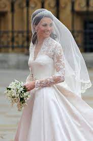 Kate middleton hochzeitskleid blumenschmuck hochzeit brautkleid schlicht hochzeitsglocken hochzeitskleid lang brautschleier brautkleid prinzessin prinzessinnen heiraten. Kate Middleton Ein Jahrzehnt Spater Ein Detaillierter Blick Auf Ihr Unvergessliches Hochzeitskleid Vogue Germany
