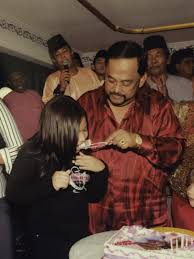 Jujurnya, dalam sedih mahu melepaskan puteri sulung kepada keluarga baru, tetapi saya tetap. 11 Tahun Papa Dah Tiada Kerana Rindu Mas Aliza Buat Diari Gambar Bersama Arwah Tanpa Pengetahuan Ibu Nona