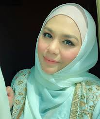Sudah rancak membuat persiapan perkahwinan termasuklah mencipta lagu khas untuk mereka berdua. Zulin Aziz Dianggap Terdesak Untuk Berkahwin Murai My