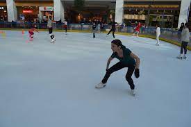 Hypermarketul auchan la afi cotroceni bucureşti şi cora la afi ploieşti vor avea program normal ca şi două cazinouri, un patinoar de aproximativ 1.000 de metri pătraţi, un perete de escaladă, un lac. Cursuri De Initiere Pentru Copii Si Adulti Patinoar Afi