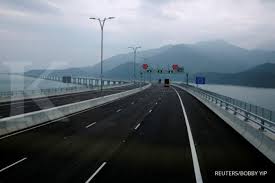 Jembatan ampera, sebuah jembatan megah sepanjang 1.177 meter yang melintas di atas sungai musi yang menghubungkan daerah seberang ulu dan seberang ilir ini merupakan ikon kota palembang. Jembatan Terpanjang Di Dunia Hong Kong Makau Zhuhai Dibuka Pekan Ini