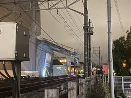 東横線 （とうよこせん）は、 東京都 渋谷区 の 渋谷駅 と 神奈川県 横浜市 西区 の 横浜駅 を結ぶ 東急電鉄 の 鉄道路線 である。 路線図 や 駅ナンバリング で使用される 路線カラー は赤色、路線記号は ty 。 W76pfogd7f 5ym