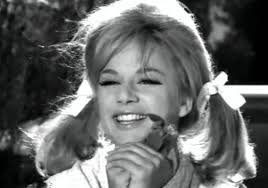 Η νύφη το 'σκασε (1962) από πληροφορίες νέου φίλου ενημερώθηκα ότι η ταινία έχει πολλά γυρίσματα στο μαρκόπουλο αττικής μεσόγεια. Astrolabos Alikh Boygioyklakh