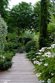 Projet Un Jardin Au Coeur De Paris Ou Epanouissent Des Hortensias Des Iris Di Japon Du Jasmin Des Rosiers Cote Mais Puutarhaideat Pihapolut Puutarha