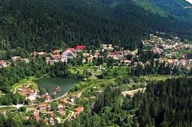 Din drumul principal pana la lacul sfanta ana mai sunt 7 kilometri. Lacul Sfanta Ana Observator De Ursi