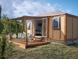 D'un aspect textile et respectueuses de l'environnement, ces membranes pour habitats toilés sont déclinées dans de nombreux coloris pour répondre à toutes les exigences créatives des fabricants. Trigano Fabricant De Lodges Toiles